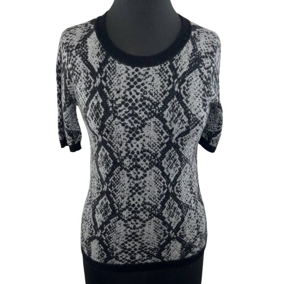 C by Bloomingdale's Black Gray Snake Print Short Sleeve Cashmere Sweater Size S - Picture 1 of 5